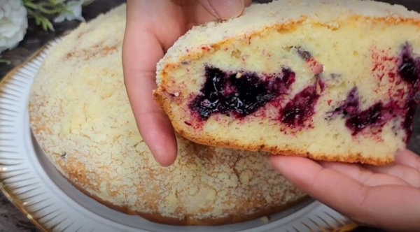 Вкуснее, чем Шарлотка. Ароматный и нежный пирог без миксера с ягодной начинкой Вкуснее, чем Шарлотка. Ароматный и нежный пирог без миксера с ягодной начинкой