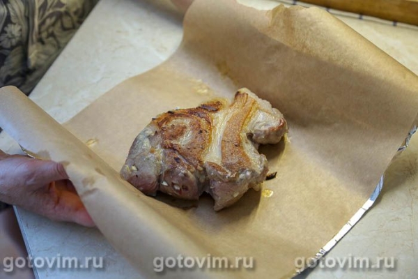 Свиная корейка, шпигованная чесноком и запеченная в фольге Свиная корейка, шпигованная чесноком и запеченная в фольге