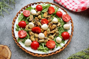 Салат с мидиями, моцареллой и рукколой Салат с мидиями, моцареллой и рукколой