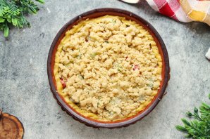 Пирог с клубникой, ревенем и посыпкой Пирог с клубникой, ревенем и посыпкой