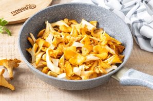 Лисички, запеченные в сметане с картофелем Лисички, запеченные в сметане с картофелем