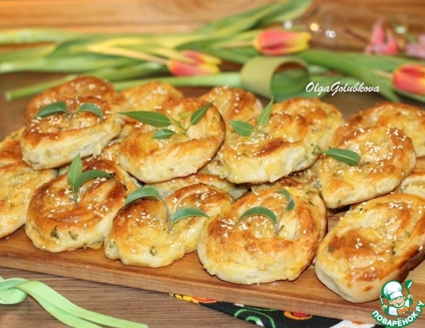 Слоеные пирожки с луком и картошкой