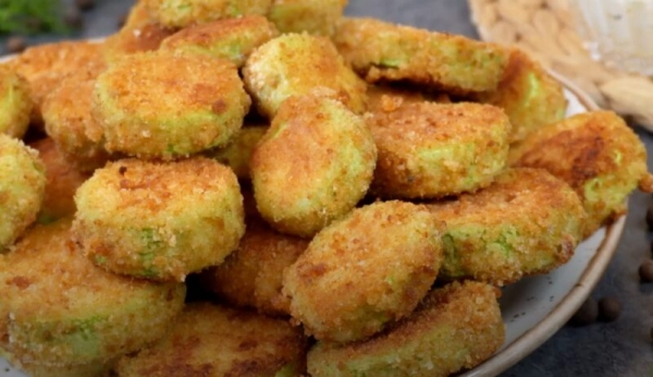 Едим с удовольствием всё лето и про мясо забыли: Кабачки в хрустящей шубе с шикарным соусом Едим с удовольствием всё лето и про мясо забыли: Кабачки в хрустящей шубе с шикарным соусом