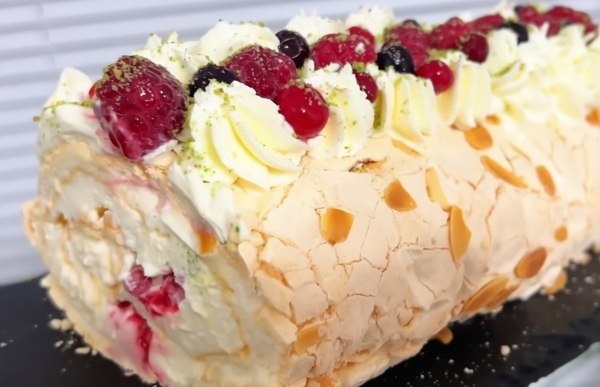 Воздушный меренговый рулет который тает во рту: все тонкости и нюансы приготовления Воздушный меренговый рулет который тает во рту: все тонкости и нюансы приготовления