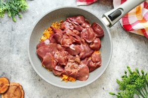 Куриная печень с луком и морковью Куриная печень с луком и морковью