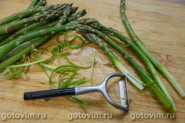 Свиной рулет с зелёной спаржей в мультиварке