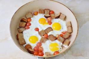 Яичница с гренками Яичница с гренками