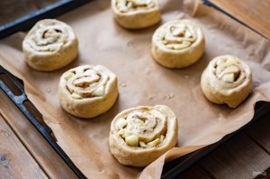 Булочки с яблоком и корицей из дрожжевого теста Булочки с яблоком и корицей из дрожжевого теста