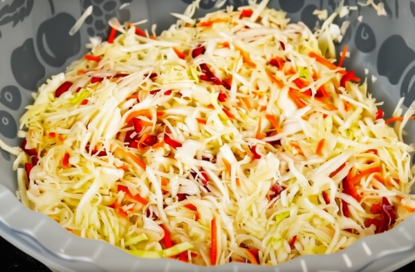 Эта капуста заменила мне все салаты: гости в восторге, все просят добавки и рецепт!