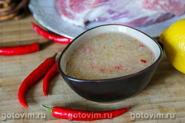 Маринад для свинины с луком, лимоном и перцем чили