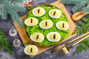 Фаршированные яйца "Глаз змеи" Фаршированные яйца "Глаз змеи"