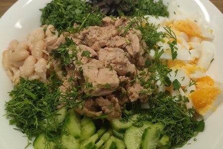 Фасолевый салат с печенью трески и оливками