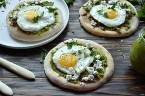 Пицца с соусом песто и яйцом Пицца с соусом песто и яйцом