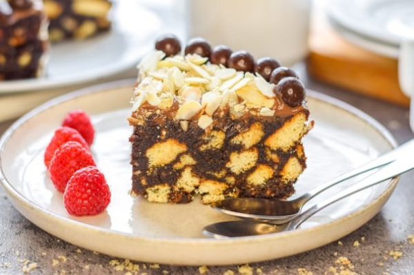 Шоколадный торт с печеньем и орехами без выпечки Шоколадный торт с печеньем и орехами без выпечки