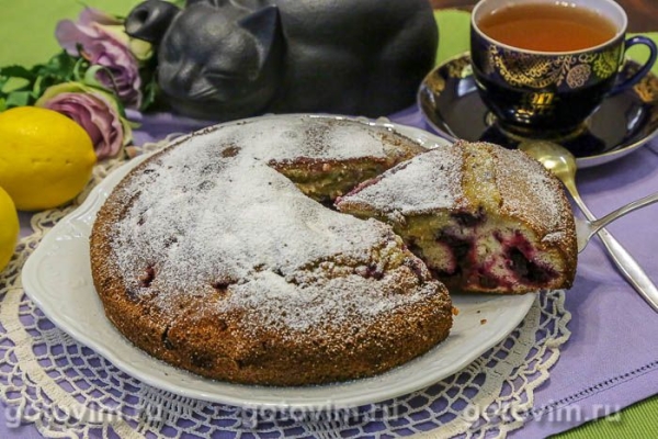 Пирог медовый с черной смородиной Пирог медовый с черной смородиной