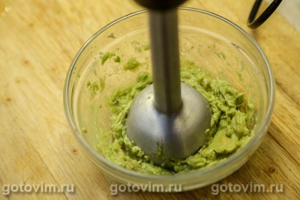 Закуска из авокадо со сливочным маслом и красной икрой