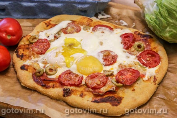 Португальская пицца с пепперони, сырым яйцом и оливками Португальская пицца с пепперони, сырым яйцом и оливками