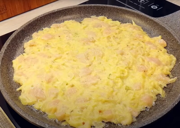 Что может быть проще и вкуснее: сочные лепешки из куриного мяса и картофеля. Потрясающий ужин на сковороде