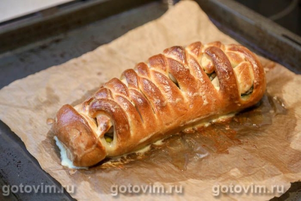 Пирог-плетенка с колбаской для жарки и спаржей с чесноком Пирог-плетенка с колбаской для жарки и спаржей с чесноком