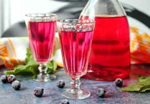 Настойка из черной смородины с крыжовником Настойка из черной смородины с крыжовником