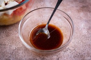 Салат с сыром, ананасом и помидорами