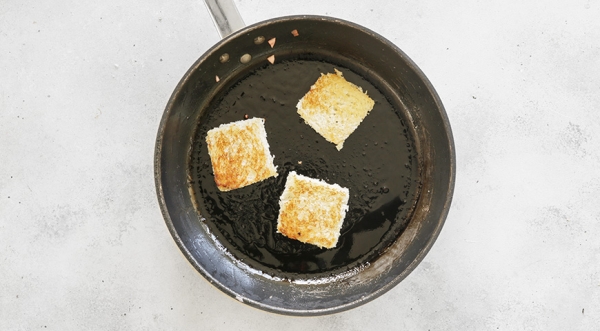 Яичница в хлебе на сковороде с колбасой и сыром, пошаговый рецепт с фото на 836 ккал Яичница в хлебе на сковороде с колбасой и сыром, пошаговый рецепт с фото на 836 ккал