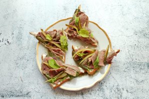 Брускетты с говяжьим языком и корнишонами