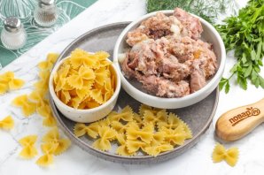 Макароны с тушенкой в кастрюле Макароны с тушенкой в кастрюле