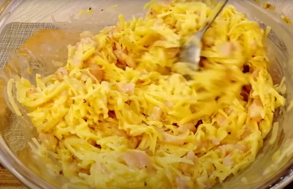 Что может быть проще и вкуснее: сочные лепешки из куриного мяса и картофеля. Потрясающий ужин на сковороде