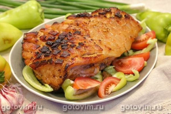 Свинина, запеченная в средиземноморском маринаде из помидоров и каперсов Свинина, запеченная в средиземноморском маринаде из помидоров и каперсов