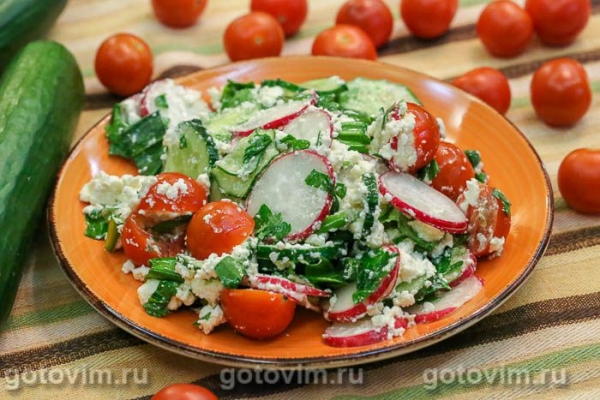 Салат с черемшой, овощами и творогом