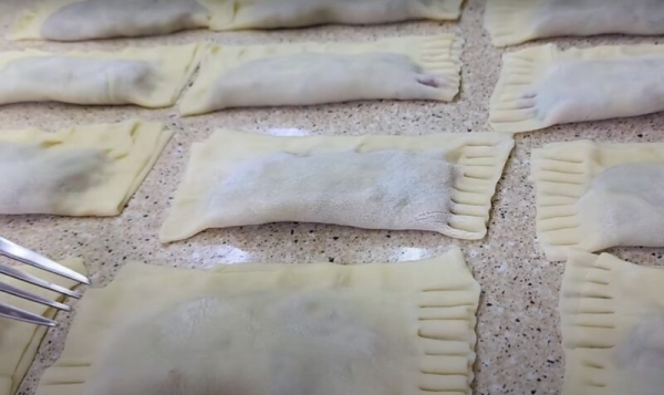 Мука и кипяток. Пирожки из хрустящего тонкого теста: начинка сочная, ароматная и нежная Мука и кипяток. Пирожки из хрустящего тонкого теста: начинка сочная, ароматная и нежная