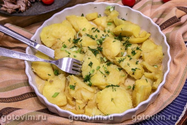 Картофель кусочками, приготовленный с бульоном в микроволновке Картофель кусочками, приготовленный с бульоном в микроволновке