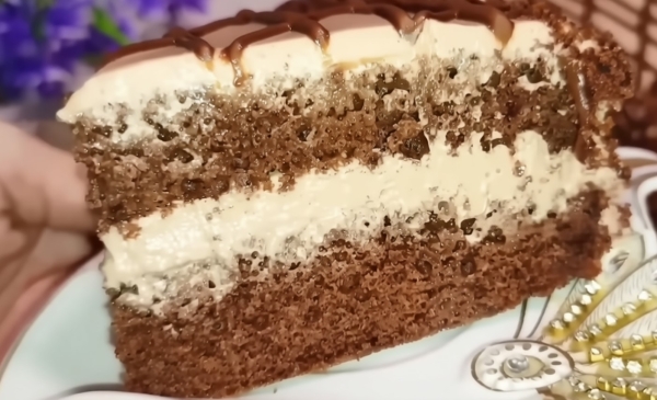 Проще не бывает: нежный бисквитный торт с простым, но вкусным кремом. Рецепт идеального десерта к чаю!