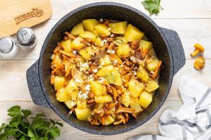 Тушеная картошка с лисичками Тушеная картошка с лисичками