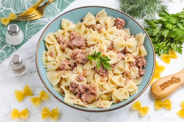 Макароны с тушенкой в кастрюле Макароны с тушенкой в кастрюле