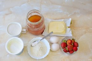 Медовик с клубникой и сметанным кремом Медовик с клубникой и сметанным кремом