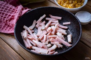 Салат с кукурузой и сухариками Салат с кукурузой и сухариками