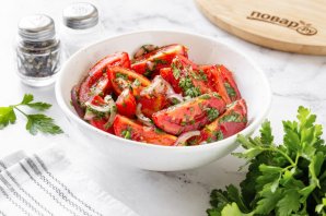 Маринованные помидоры с зеленью Маринованные помидоры с зеленью