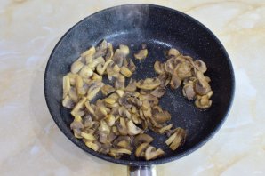 Минтай с шампиньонами в сметане в духовке Минтай с шампиньонами в сметане в духовке