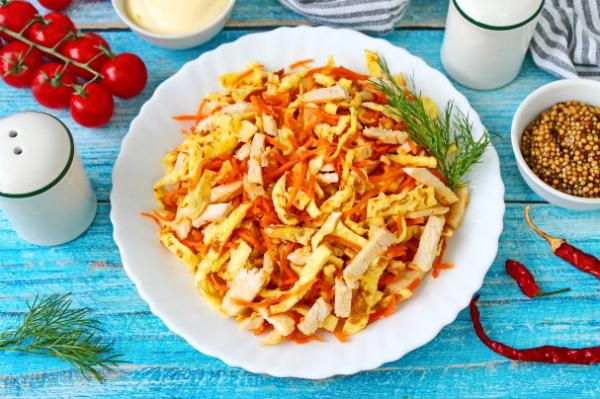Салат с курицей, омлетом и корейской морковью Салат с курицей, омлетом и корейской морковью
