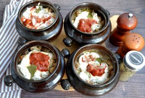 Мясо с грибами в горшочках Мясо с грибами в горшочках