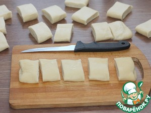 Слоеные пирожки с луком и картошкой