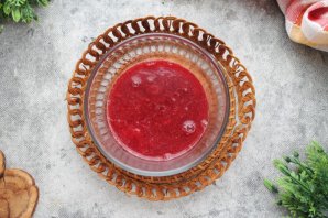 Шоколадный торт с малиной и голубикой