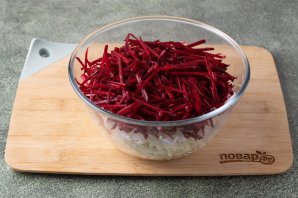 Салат из капусты, дайкона и свеклы Салат из капусты, дайкона и свеклы