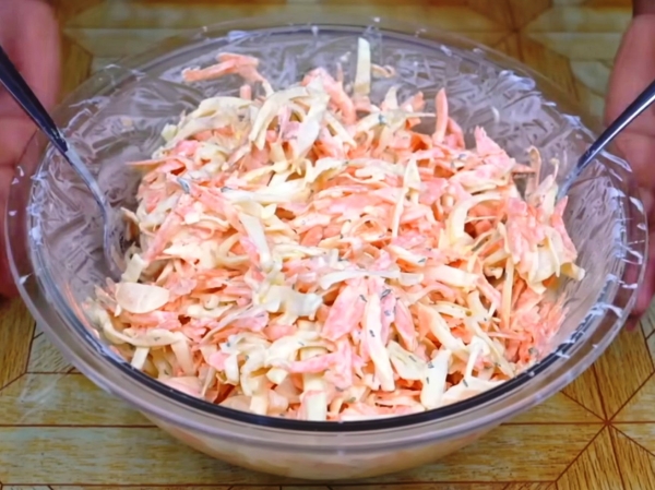 Секрет повара из общепита: идеальный салат из капусты и яиц, который хочется есть снова и снова