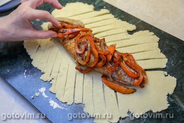 Свиная вырезка в тесте, запеченная со сладким перцем