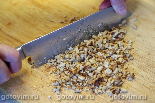 Теплый салат из красной фасоль с рваным мясом и орехами 