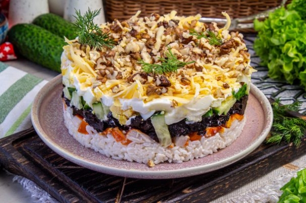 Салат с копченой курицей, черносливом и грецкими орехами Салат с копченой курицей, черносливом и грецкими орехами