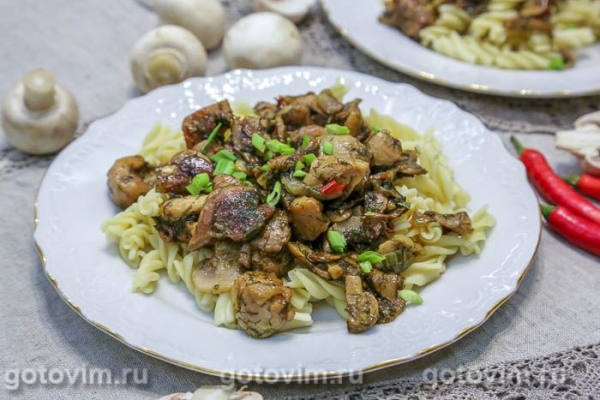 Жареная свинина с грибами и перцем чили Жареная свинина с грибами и перцем чили